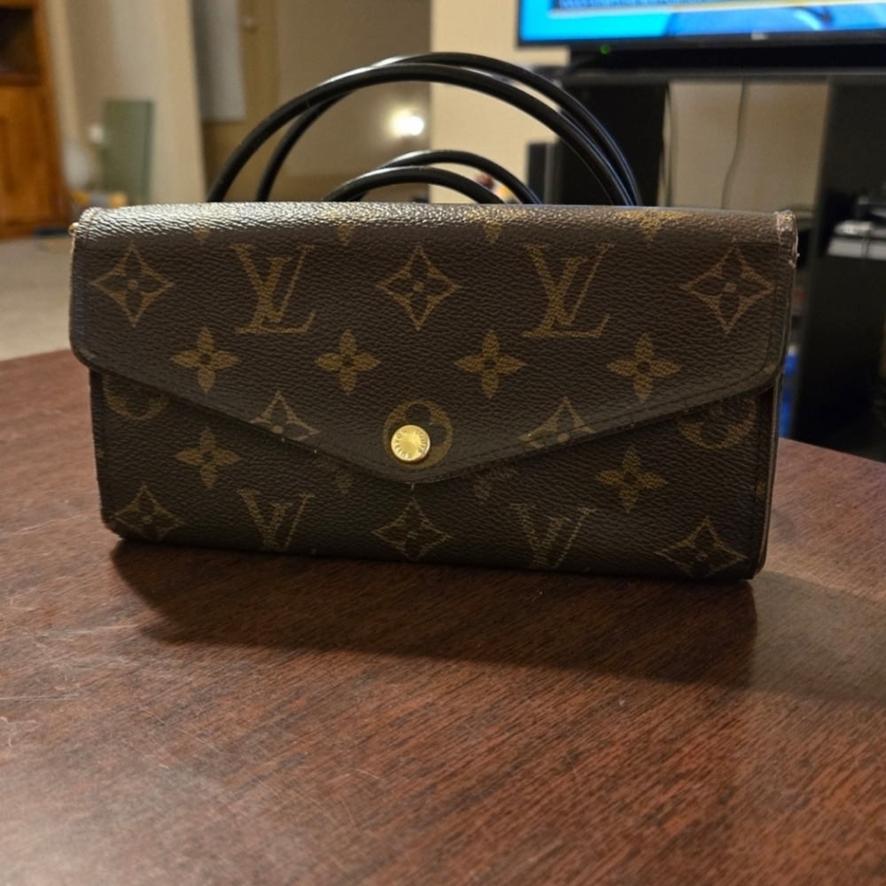 Authentic Louis Vuitton luxury Sarah monogram wallet in great condition